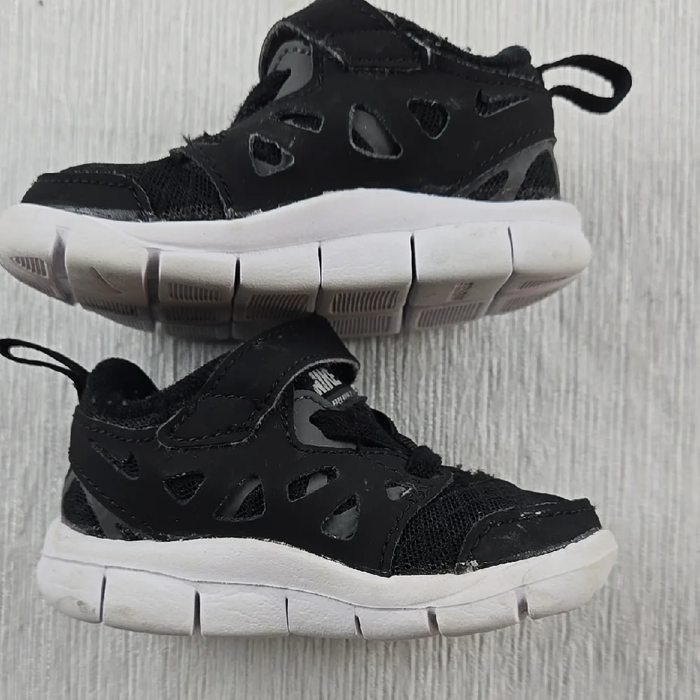 Nike Black and White Sneakers with Ankle Support‎